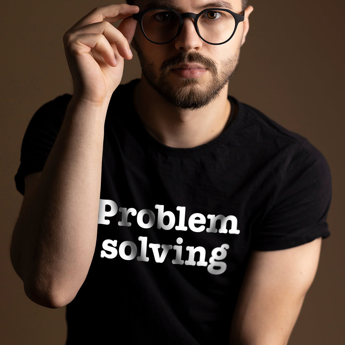 Persona con playera negra Problem Solving y lentes de Bluffedin.